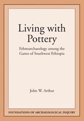 Living with Pottery - John Arthur; Mauricio Mixco